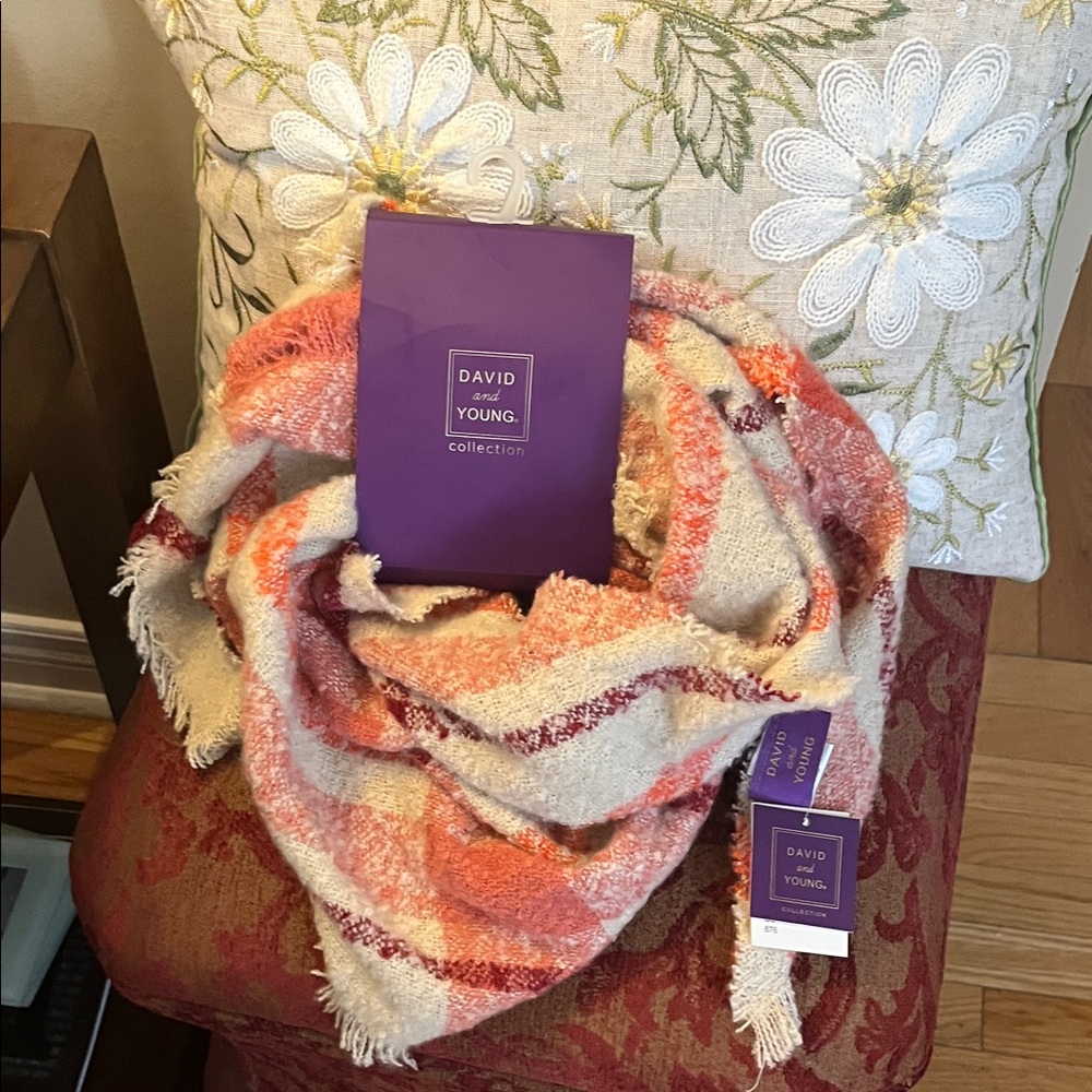 David and Young Vibrant Knit Scarf